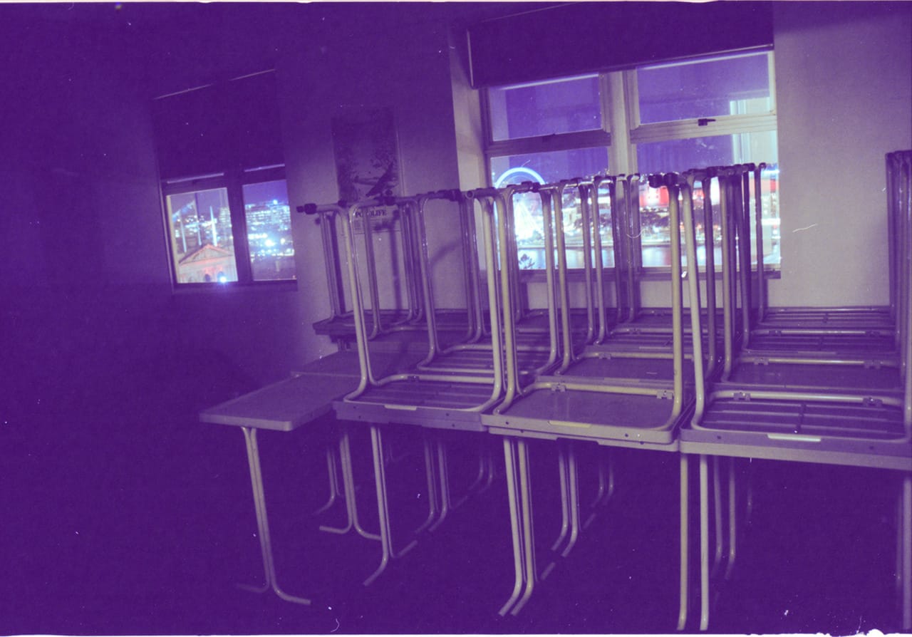 Desks gather in groups in the corner of the room. Kodak Porta 160